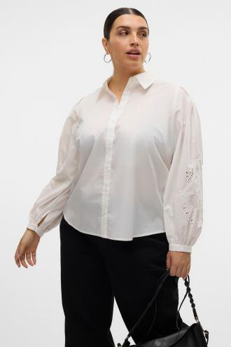 Πουκάμισο μονόχρωμο με διάτρητη διακόσμηση μπροντερί στα φουσκωτά μανίκια. Γιακάς πουκαμίσου και μακριά μανίκια με μανσέτα. Κλείνει κατά μήκος με κουμπιά. Το κύριο υλικό αυτού του προϊόντος περιέχει τουλάχιστον 50% ανακυκλωμένο πολυεστέρα. Ο ανακυκλωμένος πολυεστέρας εξοικονομεί φυσικούς πόρους και μειώνει την ποσότητα των απορριμμάτων