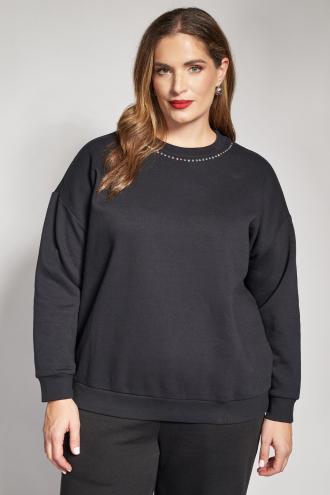 Άνετο φούτερ από σύμμεικτο οργανικό βαμβάκι, με μακρύ μανίκι. Σε χαλαρή γραμμή, ιδανικό για casual και athleisure εμφανίσεις. Η στρογγυλή λαιμόκοψη είναι διακοσμημένη με διακριτικά στρασάκια, προσθέτοντας μια νότα λάμψης στο κλασικό αθλητικό στυλ. Συνδυάστε το με ασορτί φόρμα ή με ένα ψηλόμεσο τζιν, αθλητικά παπούτσια και προσθέστε ένα oversized puffer jacket για ένα μοντέρνο και χαλαρό look που αντέχει στο κρύο.Αυτό το προϊόν περιέχει οργανικό βαμβάκι και ανακυκλωμένο πολυεστέρα. Το οργανικό βαμβάκι καλλιεργείται χωρίς τη χρήση επιβλαβών χημικών ουσιών. Η βιολογική καλλιέργεια βαμβακιού προστατεύει τους φυσικούς πόρους και τη βιοποικιλότητα. Ο ανακυκλωμένος πολυεστέρας εξοικονομεί φυσικούς πόρους και μειώνει την ποσότητα των αποβλήτων.