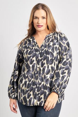 Πουκάμισο με λαιμόκοψη V και γιακά μάο σε εμπριμέ μοτίβο παραλλαγής. Μακριά μανίκια balloon με κουμπωτές μανσέτες. Μπροστινό κούμπωμα με κουμπί. Από σύμμεικτη βισκόζη. Κανονική εφαρμογή. Αυτό το εντυπωσιακό πουκάμισο είναι εύκολο να διαμορφωθεί ανάλογα με την περίσταση, αλλά σίγουρα θα σας προσφέρει μια θηλυκή πινελιά. Χρησιμοποιήστε φαρδιά τζιν και γόβες κατά το styling - θα δώσει μια τέλεια casual-chic εμφάνιση. Το κύριο υλικό αυτού του προϊόντος περιέχει τουλάχιστον 50% ίνες βισκόζης επώνυμα LENZING™ ECOVERO™ με χρήση ξυλοπολτού που προέρχεται από δάση με βιώσιμη διαχείριση και παράγεται με τρόπο που μειώνει τις περιβαλλοντικές επιπτώσεις.