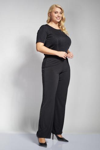 Αυτό το εντυπωσιακό ψηλόμεσο παντελόνι με ίσια γραμμή είναι ιδανικό για βραδινή εμφάνιση και γιορτινό look. Διαθέτει κάθετη λωρίδα με μεταλλική λάμψη σε όλη την επιφάνεια. Η άνετη εφαρμογή του και η ελαστική του μέση το καθιστούν ευκολοφόρετο. Συνδυάστε το με μονόχρωμο σατέν τοπ ή με πλεκτή μπλούζα σε σκούρο χρώμα. Ολοκληρώστε το look με μαύρες γόβες για να αναδείξετε τη λάμψη και τη γραμμή του. Το μοντέλο έχει ύψος 177εκ στήθος 110 μέση 85 περιφέρεια 115 και φοράει μέγεθος S