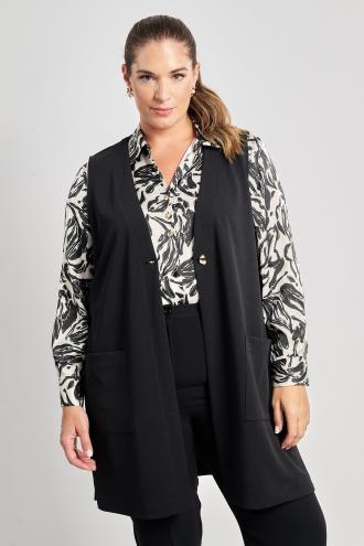 Αποκτήστε ένα κομμάτι-κλειδί για smart layering πάνω από πουκάμισα και μπλούζες. Ρευστή ύφανση με ωραία πτώση. Βαθύ V, μονόκουμπο κλείσιμο με διακοσμητικό κουμπί, εμπρόσθιες τσέπες patch και πλαϊνά ανοίγματα για άνεση στην κίνηση. Δένει ιδανικά με tailored παντελόνι και πουκάμισο ή πάνω από ζιβάγκο και straight-leg παντελόνι. Το μοντέλο έχει ύψος 180 εκ, στήθος 107, μέση 95, περιφέρεια 122 και φοράει το μέγεθος S