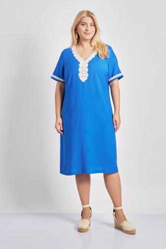 Φόρεμα μίντι σε ίσια γραμμή και ελαφριά ποιότητα με όψη λινού. V λαιμόκοψη με διακοσμητικό μοτίφ δαντέλας. Κοντά μανίκια με διακοσμητική τρέσα δαντέλας. Το μοντέλο έχει ύψος 177εκ, στήθος 110, μέση 85, περιφέρεια 115 και φοράει μέγεθος S