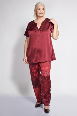 Δημιουργήστε ένα look που ξεχωρίζει για τον δυναμισμό και τη ζωντάνια του με αυτό το παντελόνιμε το εντυπωσιακό, all-over εμπριμέ φλοράλ μοτίβο. Από ανάλαφρο ύφασμα με διακριτική σατινέ λάμψη, προσφέρει εξαιρετική πτώση και δροσερή αίσθηση. Διαθέτει άνετη ελαστική μέση με ενσωματωμένο λάστιχο για άψογη προσαρμογή χωρίς να πιέζει, εξασφαλίζοντας μέγιστη άνεση καθ%27 όλη τη διάρκεια που το φοράτε. Ο συνδυασμός των φλοράλ σχεδίων με τη φαρδιά φάσα στο τελείωμα προσδίδει έναν αέρα modern tailoring, κάνοντας το κομμάτι ιδανικό για statement εμφανίσεις. Η ίσια και άνετη γραμμή της κολακεύει τη σιλουέτα, ενώ το μακρύ μήκος επιμηκύνει τα πόδια .Συνδυάστε τη με ένα μονόχρωμο t-shirt ένα chunky πουλόβερ και flat μπαλαρίνες ή μποτάκια για ένα ανεπιτήδευτα chic καθημερινό στυλ. Για μία ξεχωριστή βραδινή εμφάνιση, ολοκληρώστε το σύνολο με ένα μαύρο satin top, ψηλοτάκουνα πέδιλα και statement σκουλαρίκια που θα δώσουν επιπλέον λάμψη στο εμπριμέ μοτίβο. Το μοντέλο έχει ύψος 171 εκ στήθος 111 μέση 91 περιφέρεια 111 και φοράει το μέγεθος S