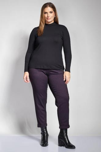 Αυτό το κομψό ψηλόμεσο παντελόνι σε ίσια γραμμή είναι ιδανικό για smart-casual και office looks. Το ύφασμα έχει διακριτική πλέξη ρίγας προσφέροντας μια δομημένη και εκλεπτυσμένη υφή. Συνδυάστε το με μαύρο τοπ ή με σατέν πουκάμισο σε ανοιχτόχρωμη απόχρωση για αντίθεση. Ολοκληρώστε το look με μποτάκια αστραγάλου ή μυτερές γόβες. Το μοντέλο έχει ύψος 180 εκ στήθος 107 μέση 95 περιφέρεια 122 και φοράει το μέγεθος Μ