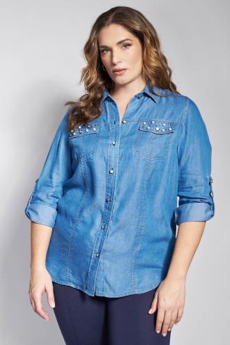 Αναβαθμίστε την denim συλλογή σας με αυτό το ιδιαίτερο πουκάμισο που προσδίδει μια glam νότα σε κάθε σας καθημερινή εμφάνιση. Είναι κατασκευασμένο από απαλό lyocell ύφασμα με όψη τζιν, το οποίο προσφέρει άνετη εφαρμογή καθ%27 όλη τη διάρκεια της ημέρας. Διαθέτει κλασικό γιακά και κλείσιμο με κουμπιά σούστες σε όλο το μήκος, ενώ οι δύο τσέπες στο στήθος είναι διακοσμημένες με στρας και πέρλες που χαρίζουν μοναδική λάμψη. Τα μανίκια είναι μακριά και διαθέτουν θηλιά και κουμπί, επιτρέποντάς σας να τα γυρίσετε και να τα στερεώσετε με ευκολία για ένα πιο χαλαρό στυλ. Η γραμμή του είναι ελαφρώς μεσάτη με ιδανικό μήκος που κολακεύει τη σιλουέτα, προσφέροντας μια ισορροπημένη και σύγχρονη εφαρμογή. Συνδυάστε το με ένα μαύρο κολάν ή slim fit παντελόνι και ankle boots για ένα άνετο και προσεγμένο look στις πρωινές σας βόλτες. Για ένα πιο classy αποτέλεσμα, φορέστε το μέσα από μια ψηλόμεση υφασμάτινη φούστα ή ένα tailored παντελόνι, συμπληρώστε με ένα oversized blazer και ολοκληρώστε το σύνολο με ένα ζευγάρι loafers. Το μοντέλο έχει ύψος 180 εκ στήθος 107 μέση 95 περιφέρεια 122 και φοράει το μέγεθος S