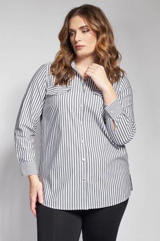 Αυτή η ριγέ πουκαμίσα αποτελεί ένα διαχρονικό κομμάτι για κάθε γκαρνταρόμπα. Από υψηλής ποιότητας ποπλίνα με σύμμεικτο βαμβάκι που εξασφαλίζει άνεση και ανθεκτικότητα, ενώ η κλασική της γραμμή προσφέρει μια κολακευτική και άνετη εφαρμογή που αγκαλιάζει ομοιόμορφα το σώμα. Διαθέτει μακριά μανίκια με μανσέτες, παραδοσιακό γιακά, κλείσιμο με κουμπιά μπροστά και δύο λειτουργικές τσέπες στο στήθος με καπάκι που προσθέτουν μια δυναμική λεπτομέρεια στο σχέδιο. Για ένα προσεγμένο Office Look, μπορείτε να την συνδυάσετε με ένα υφασμάτινο παντελόνι σε ίσια γραμμή και γόβες, ενώ για μια πιο Casual Chic εμφάνιση, ταιριάζει ιδανικά με το αγαπημένο σας τζιν και loafers ή λευκά sneakers. Αν επιθυμείτε ένα πιο επίσημο απογευματινό σύνολο, δοκιμάστε να την φορέσετε μέσα από μια pencil φούστα με μια λεπτή ζώνη στη μέση και εντυπωσιακά σκουλαρίκια, αναδεικνύοντας την πολυμορφικότητα του ρούχου από το πρωί έως το βράδυ. Το μοντέλο έχει ύψος 180 εκ στήθος 107 μέση 95 περιφέρεια 122 και φοράει το μέγεθος S