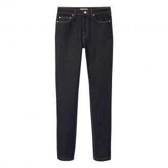 Το slim τζιν είναι βασικό κομμάτι στη γυναικεία γκαρνταρόμπα. Σε γραμμή που κολακεύει τη σιλουέτα. Αυτό το τζιν προσαρμόζεται εύκολα σε όλα τα look και φοριέται όλες τις σεζόν.Περιγραφή:- Παντελόνι slim jeans- Κανονική μέσηΣύνθεση και συντήρηση:- 98% βαμβάκι, 2% ελαστάνη- Πλύσιμο στους 30°C στο πρόγραμμα για ευαίσθητα- Σιδέρωμα σε μέτρια θερμοκρασία- Στεγνωτήριο σε χαμηλή ταχύτητα- Απαγορεύεται το στεγνό καθάρισμαΠερισσότερες λεπτομέρειες:- Μήκος καβάλου 71 εκ., φάρδος στα μπατζάκια 14,5 εκ. για το μέγεθος 38