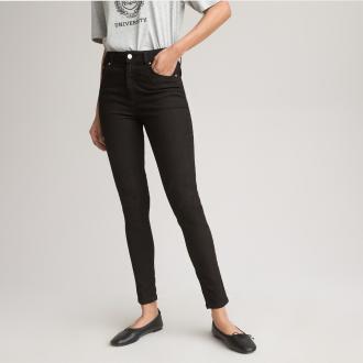 Το skinny τζιν είναι must-have στη γυναικεία γκαρνταρόμπα γιατί αναδεικνύει τη φυσική γραμμή των ποδιών. Αυτό το πεντάτσεπο τζιν σμιλεύει όμορφα τις καμπύλες. Συνδυάζεται άψογα με ένα T-shirt ή μια μπλούζα με ρομαντικό ύφος.Περιγραφή: - Παντελόνι skinny jeans - Κανονική μέση - Πεντάτσεπο - Μήκος καβάλου 69 εκ., φάρδος στα μπατζάκια 13 εκ. για το μέγεθος 38Σύνθεση και συντήρηση: - 81% βαμβάκι, 17% πολυέστερ, 2% ελαστάνη - Για τις οδηγίες συντήρησης, δείτε την ετικέτα του προϊόντος