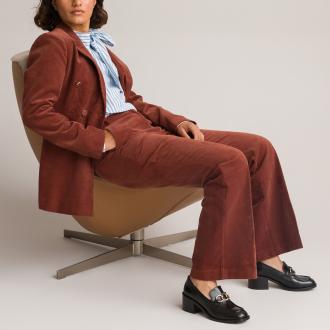 Απαραίτητο στη γυναικεία γκαρνταρόμπα, το παντελόνι bootcut, από βελούδο κοτλέ φέτος το φθινόπωρο, αποκτά vintage look σε στυλ 70s.Περιγραφή - Παντελόνι bootcut - Κανονική μέση - Τσέπες στα πλάγια - Τσέπες με σιρίτι πίσωΔιαστάσεις για το μέγεθος 38/M - Μήκος καβάλου: 79 εκ. - Φάρδος στα μπατζάκια: 27 εκ. Σύνθεση και συντήρηση: - Κύριο υλικό: 100% βαμβάκι - Γέμισμα: 100% πολυέστερ - Πλύσιμο στους 30°C στο πρόγραμμα για ευαίσθητα - Σιδέρωμα σε μέτρια θερμοκρασία - Απαγορεύεται το στεγνωτήριο - Απαγορεύεται το στεγνό καθάρισμαΠροϊόν υπεύθυνης παραγωγής - Επιλέγοντας ένα προϊόν με την ετικέτα %26quot;STANDARD 100 by OEKO-TEX®%26quot; (σίγουρα μια πολύ τεχνική περιγραφή που μπορεί να μην καταλαβαίνετε), επιλέγετε ένα ύφασμα αβλαβές, που δεν ερεθίζει το δέρμα. Μια ανεξάρτητη και διεθνής πιστοποίηση αναφοράς που προστατεύει την υγεία των καταναλωτών. Με γνώμονα την υγεία και την προστασία του περιβάλλοντος.
