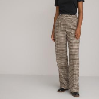 Αυτό το παντελόνι έχει μοτίβο πιε-ντε-πουλ σε στυλ british. Κομψό και διαχρονικό. Έχει φαρδιά γραμμή για μοντέρνο look. Συνδυάστε το με ένα μπλέιζερ ή με ένα πουκάμισο ή ένα πουλόβερ.Περιγραφή - Φαρδιά, loose γραμμή - Κανονική μέση - Ζώνη με πατ και κουμπί στο πλάι μπροστά - 2 πλαϊνές τσέπες - Μοτίβο πιε-ντε-πουλΔιαστάσεις για το μέγεθος 38/M - Μήκος καβάλου: 80 εκ. - Φάρδος στα μπατζάκια: 26 εκ.Σύνθεση και συντήρηση: - Κύριο υλικό: 82% πολυέστερ, 11% μαλλί, 4% ακρυλικό, 2% βισκόζη, 1% πολυαμίδη - Φόδρα: 100% πολυέστερ - Απαγορεύεται το πλύσιμο στο χέρι και στο πλυντήριο - Σιδέρωμα σε χαμηλή θερμοκρασία - Απαγορεύεται το στεγνωτήριο - Στεγνό καθάρισμα για ευαίσθητα - ΑΝΑΚΥΚΛΩΜΕΝΟ ΠΟΛΥΕΣΤΕΡ. Η χρήση ανακυκλωμένου πολυέστερ συμβάλλει στη διατήρηση των φυσικών πόρων και τη μείωση των αποβλήτων.