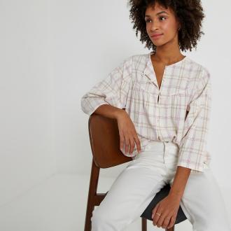 Το καρό πουκάμισο είναι απαραίτητο στην γκαρνταρόμπα σας. Μας αρέσει αυτή η πιο θηλυκή εκδοχή, με όμορφο όγκο και φαρδιά μανίκια, για πολύ ευχάριστη αίσθηση το καλοκαίρι. Συνδυάζεται τέλεια με ένα τζιν παντελόνι. Κομψή λεπτομέρεια: τα ντυμένα κουμπιά.Περιγραφή - Φαρδιά μανίκια 3/4 - Ίσια γραμμή - Γιακάς μάο - Φαρδιά γραμμή - Κλείνει με ντυμένα κουμπιά σε θηλιές - Καρό μοτίβοΔιαστάσεις για το μέγεθος 38/M - Μήκος: 68 εκ. - Μήκος μανικιών: 48 εκ. - Περίμετρος στήθους: 116 εκ.Σύνθεση και συντήρηση: - 51% βαμβάκι, 49% βισκόζη - Πλύσιμο στους 30°C στο πρόγραμμα για ευαίσθητα - Σιδέρωμα σε χαμηλή θερμοκρασία - Απαγορεύεται το στεγνωτήριο - Απαγορεύεται το στεγνό καθάρισμα - Προέλευση (ύφανση, βαφή, τύπωμα, κατασκευή): Τουρκία - Κατασκευή: Τυνησία