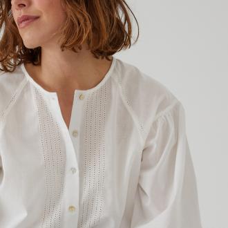 Αυτό το πουκάμισο έχει όμορφα κεντημένα σιρίτια που θυμίζουν τα ρούχα του παρελθόντος. Κομψό και διαχρονικό, απαραίτητο στη γυναικεία γκαρνταρόμπα.Περιγραφή - Μακριά μανίκια - Ίσια γραμμή - Μάο γιακάς - Τελείωμα με κεντημένα αζούρ σιρίτιαΔιαστάσεις για το μέγεθος 38/M - Μήκος: 68 εκ. - Περίμετρος στήθους: 108 εκ.Σύνθεση και συντήρηση: - 100% βαμβάκι - Πλύσιμο στους 30°C στο πρόγραμμα για ευαίσθητα - Σιδέρωμα σε χαμηλή θερμοκρασία - Απαγορεύεται το στεγνωτήριο - Απαγορεύεται το στεγνό καθάρισμα